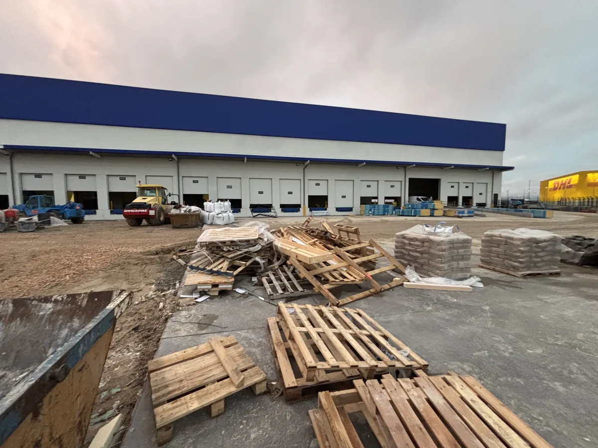Proyecto Barajas — instalación de puertas industriales