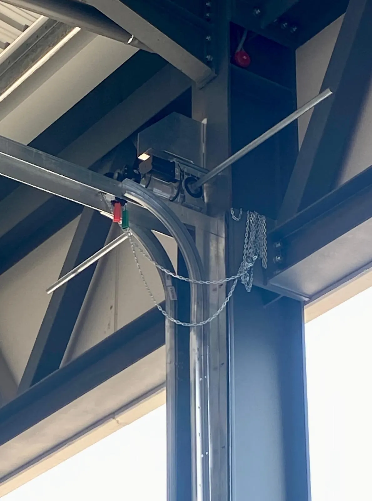 Detalle de estructura y anclaje en una instalación