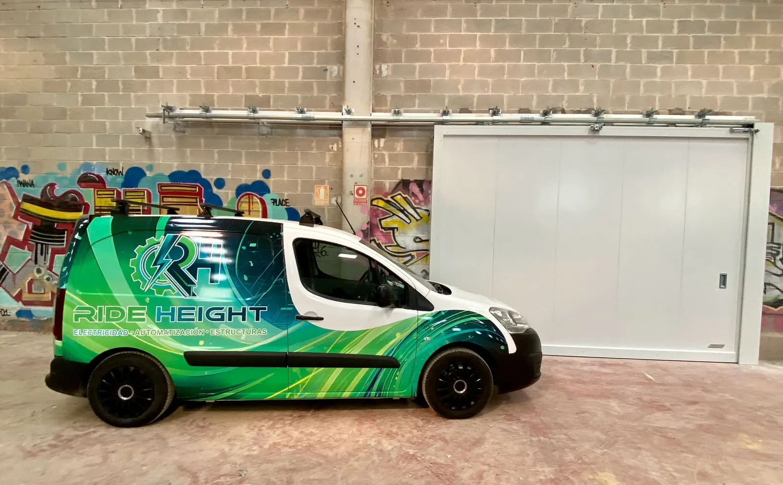 Furgoneta rotulada de Ride-Height