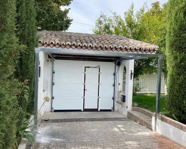 Acceso de vivienda con puerta batiente