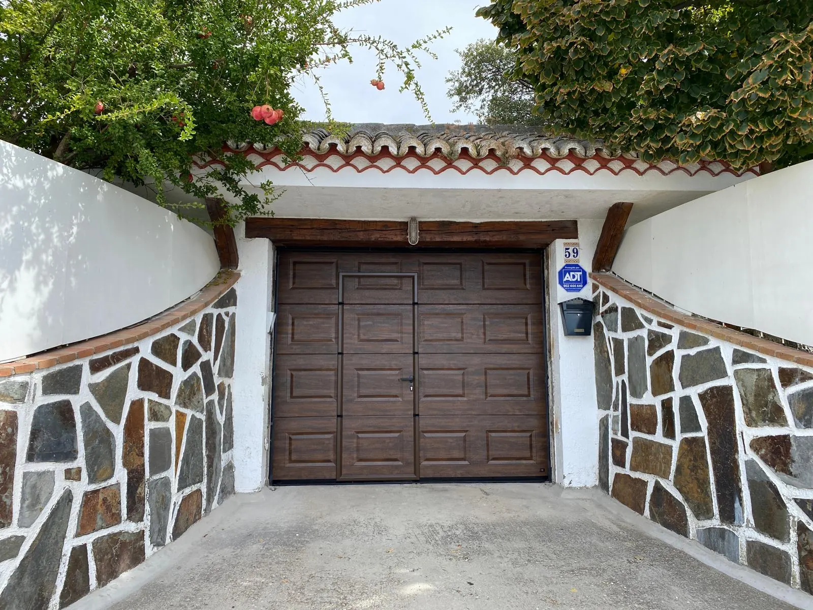 Puerta seccional de garaje imitación madera instalada en una vivienda