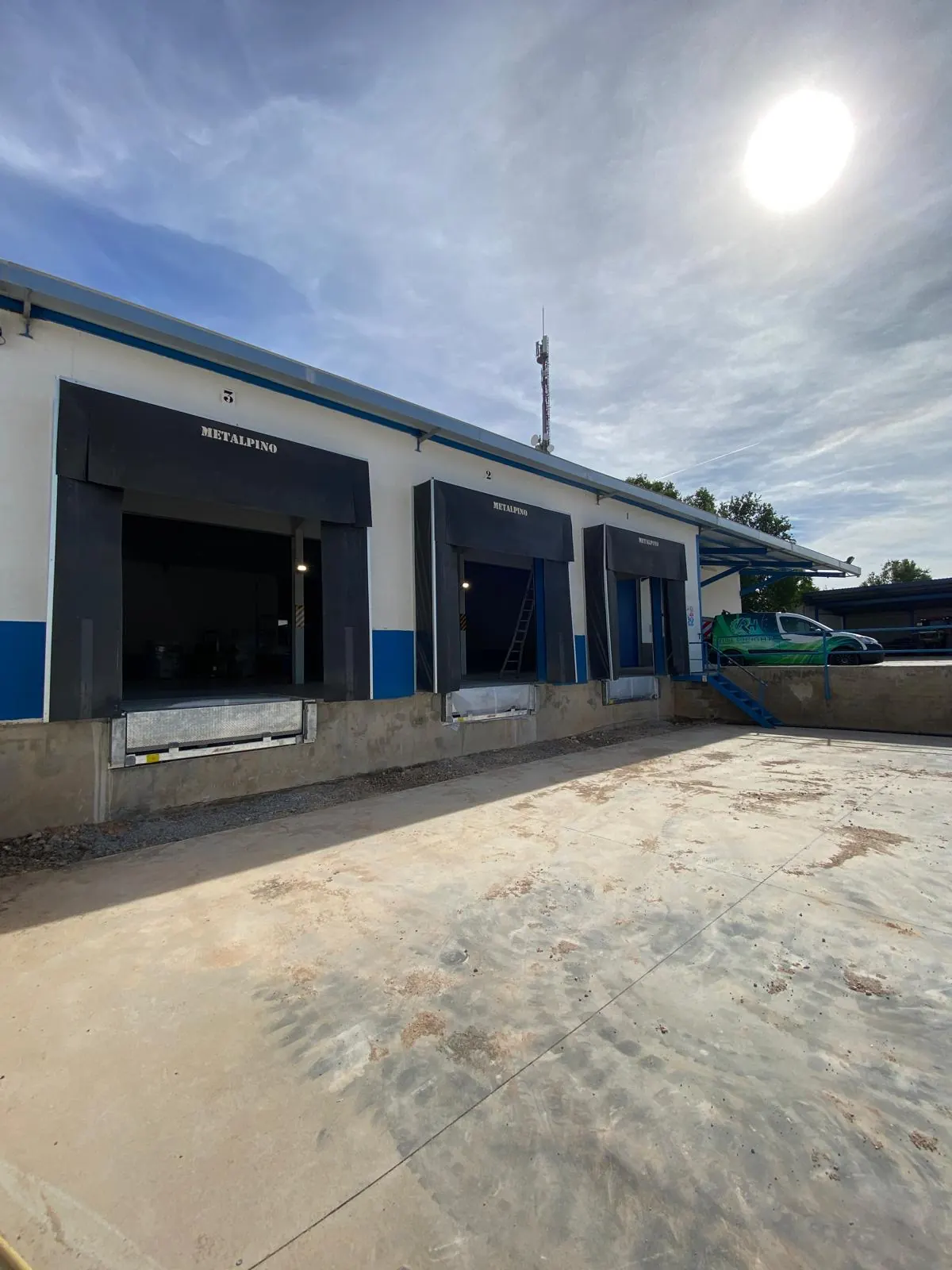 Fachada de nave con los huecos de muelle preparados para rampa y abrigo