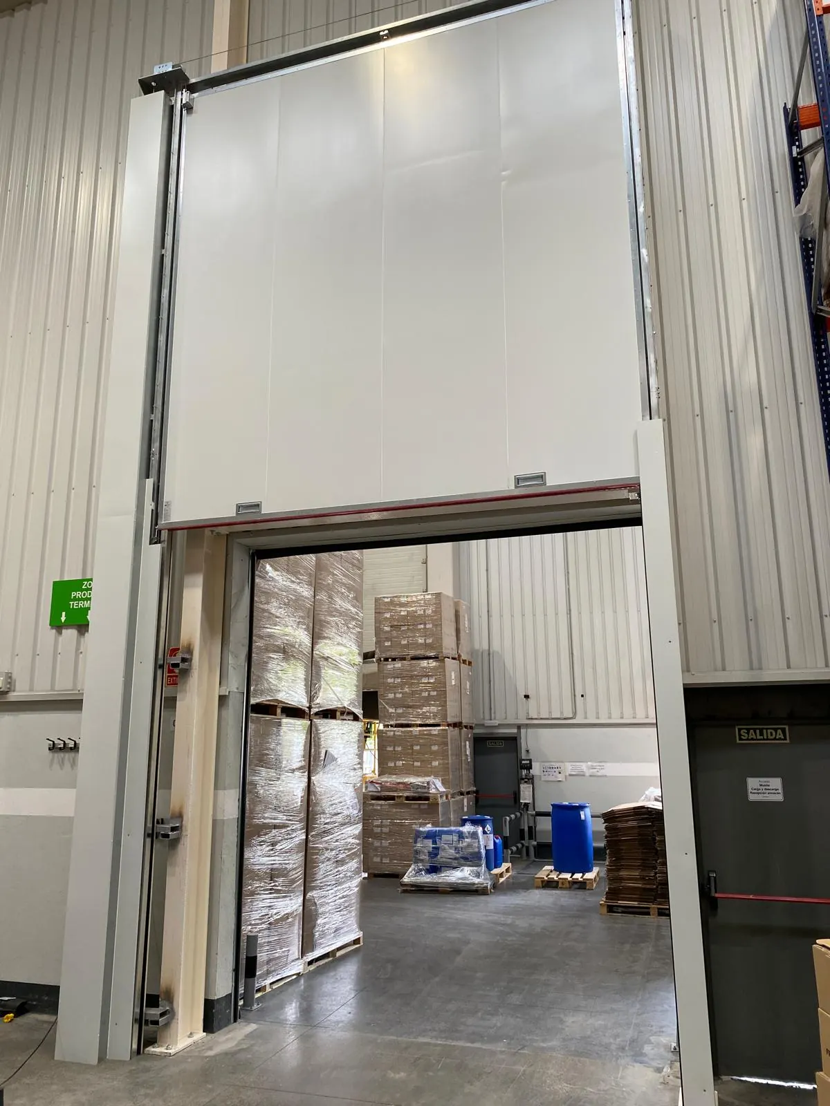 Puerta industrial instalada en un almacén