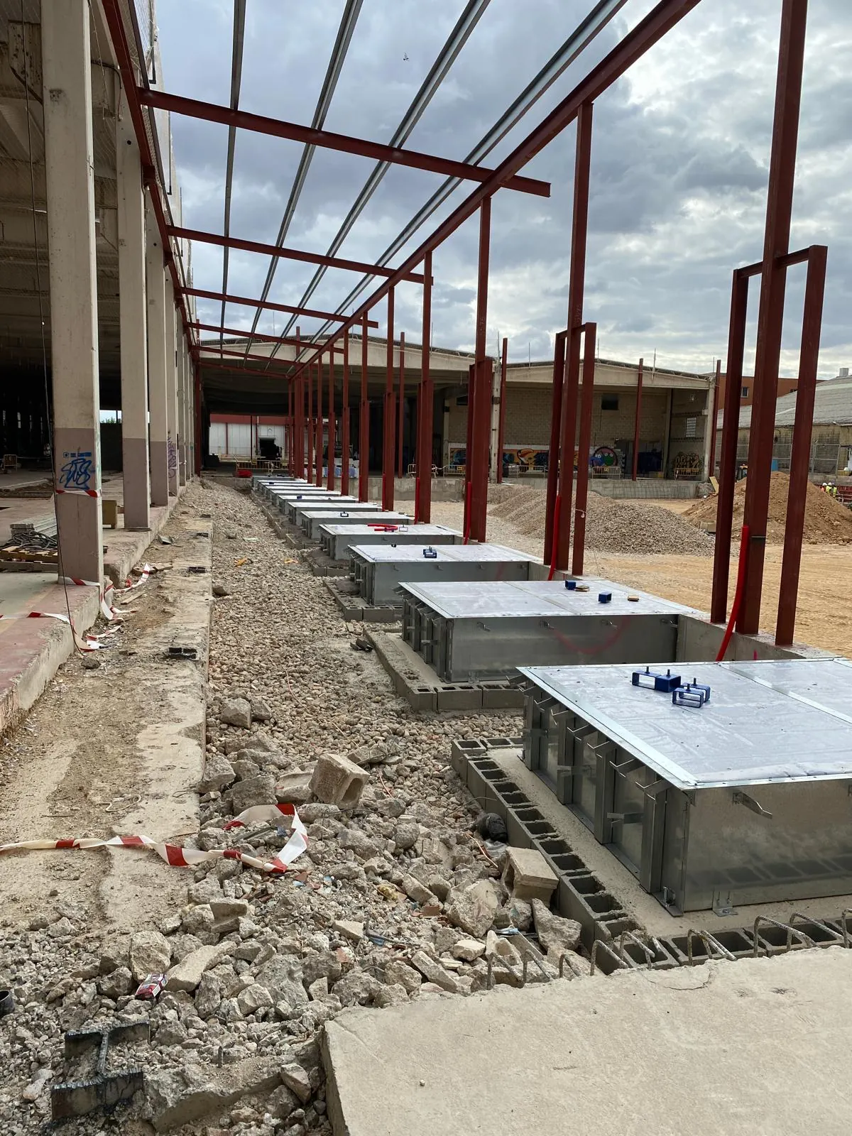 Línea de fosos de muelle con las rampas preparadas y la estructura metálica abierta