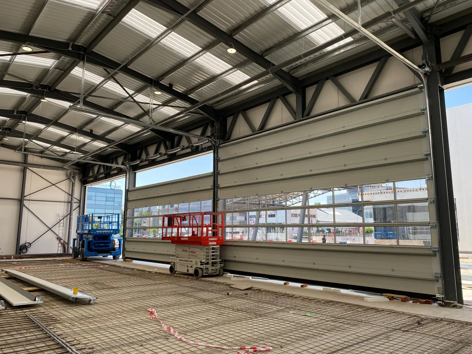 Puerta industrial enrollable en nave