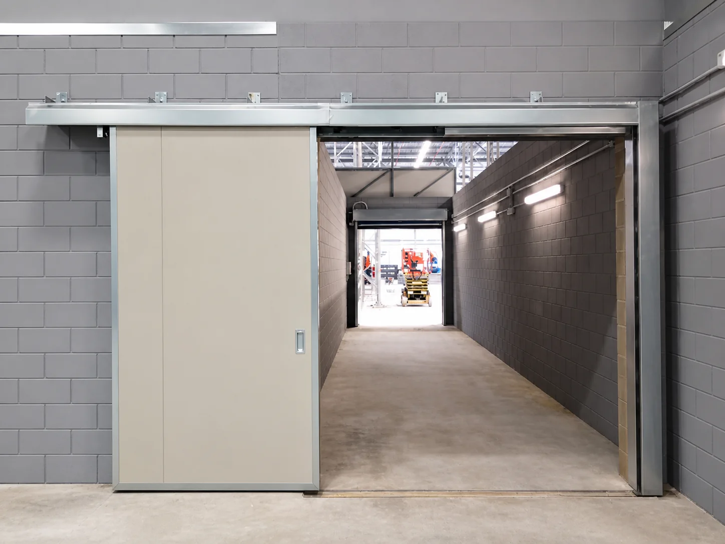Puerta cortafuegos corredera de Mecosa en un entorno industrial